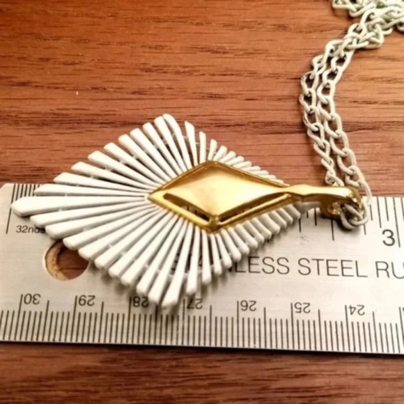 60s Vintage White and Goldtone Long Necklace - Picture 4 of 9